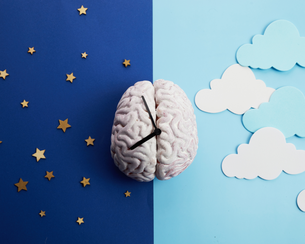 Contraste jour-nuit illustré : ciel étoilé d'un côté, nuages de l'autre, avec une horloge en forme de cerveau symbolisant le lien entre sommeil et bien-être mental